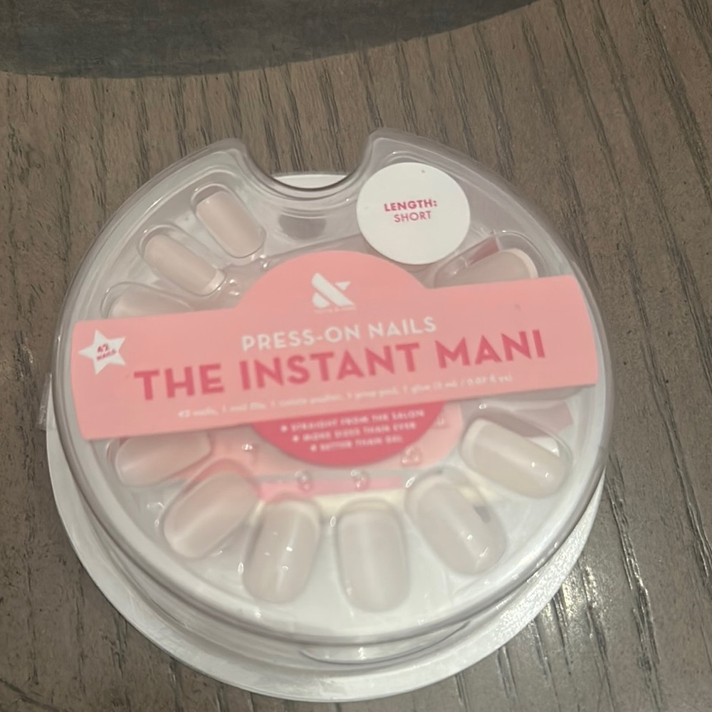 The Instant Mani Press-On Nails
